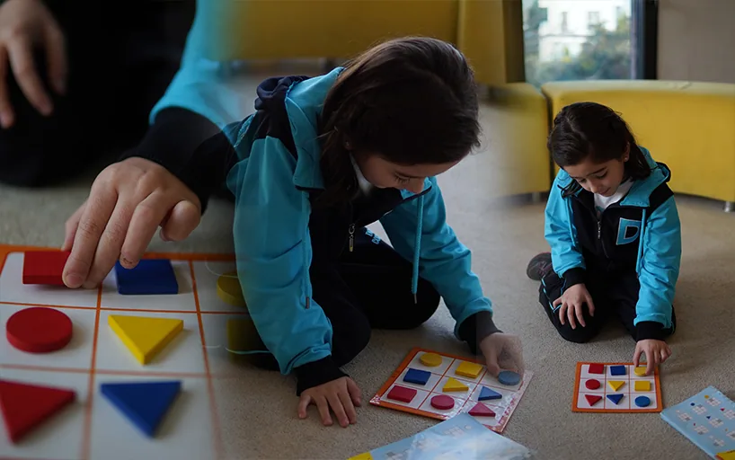 Doku Koleji akıl ve zeka oyunları atölyesinde geometrik şekil eşleştirme oyunu