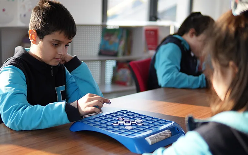Doku Koleji akıl ve zeka oyunları atölyesinde mangala oynayan öğrenci