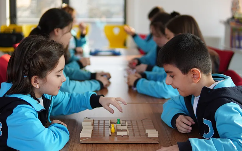 Doku Koleji akıl ve zeka oyunları atölyesinde strateji oyunu oynayan öğrenciler