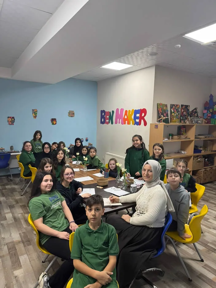 Doku Koleji Ben Maker atölyesinde öğrenci grubu ve öğretmeni