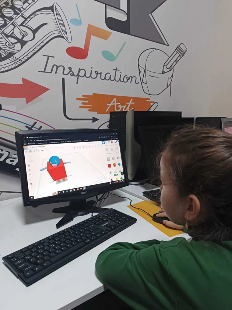 Doku Koleji bilişim atölyesinde 3D tasarım çalışması yapan öğrenci