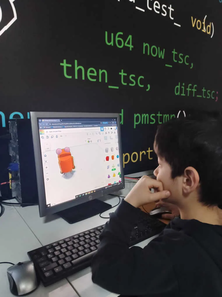 Doku Koleji bilişim atölyesinde kodlama çalışması yapan öğrenci