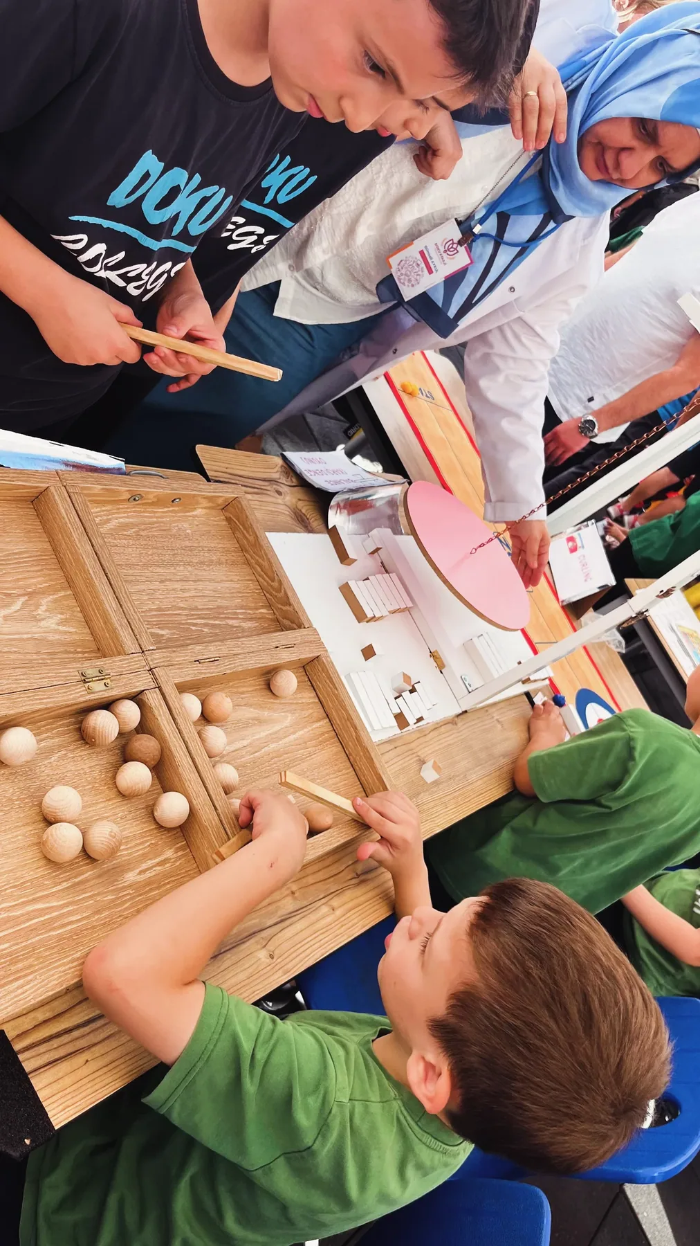 DOKUFEST'te ahşap zeka oyunu oynayan öğrenci