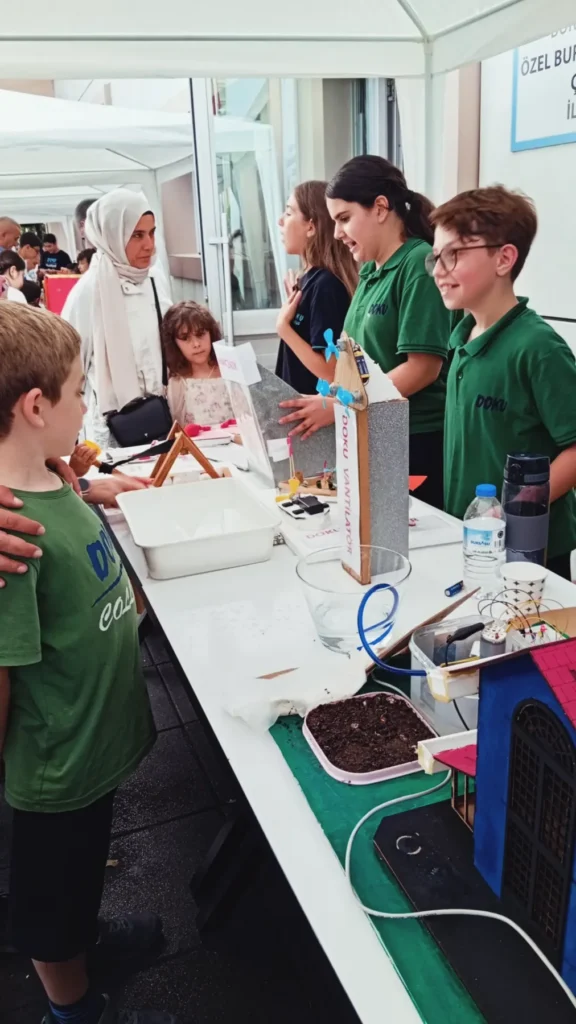DOKUFEST'te deney standında çalışan Doku Koleji öğrencileri