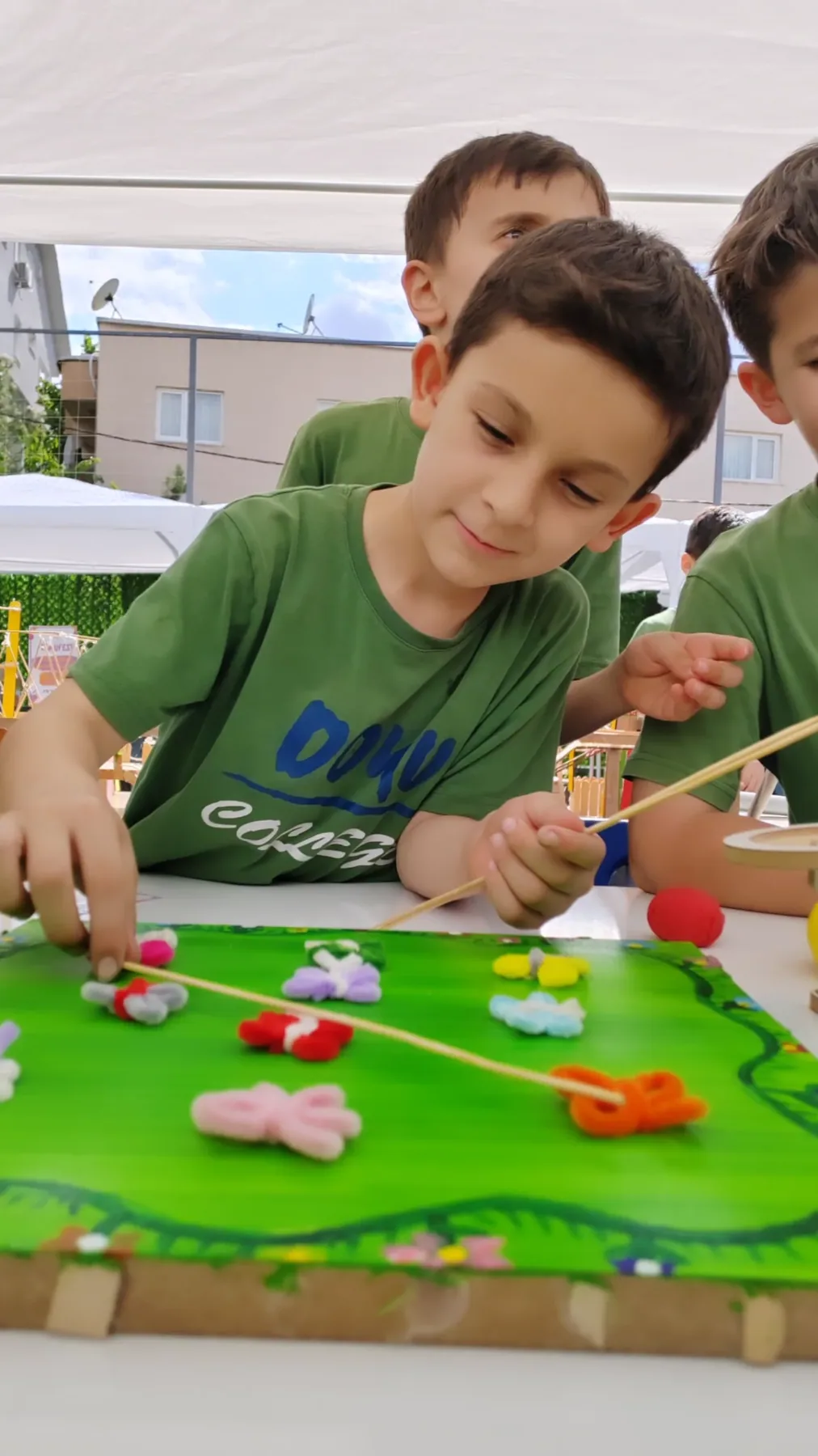 DOKUFEST'te maket üzerinde çalışan Doku Koleji öğrencisi