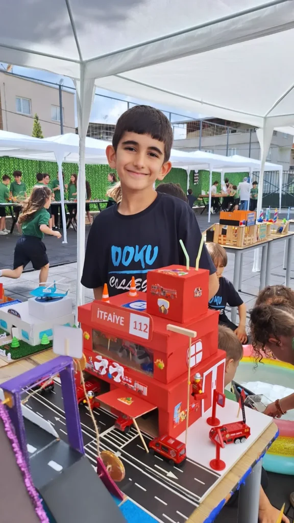 DOKUFEST'te maket projesini sunan Doku Koleji öğrencisi