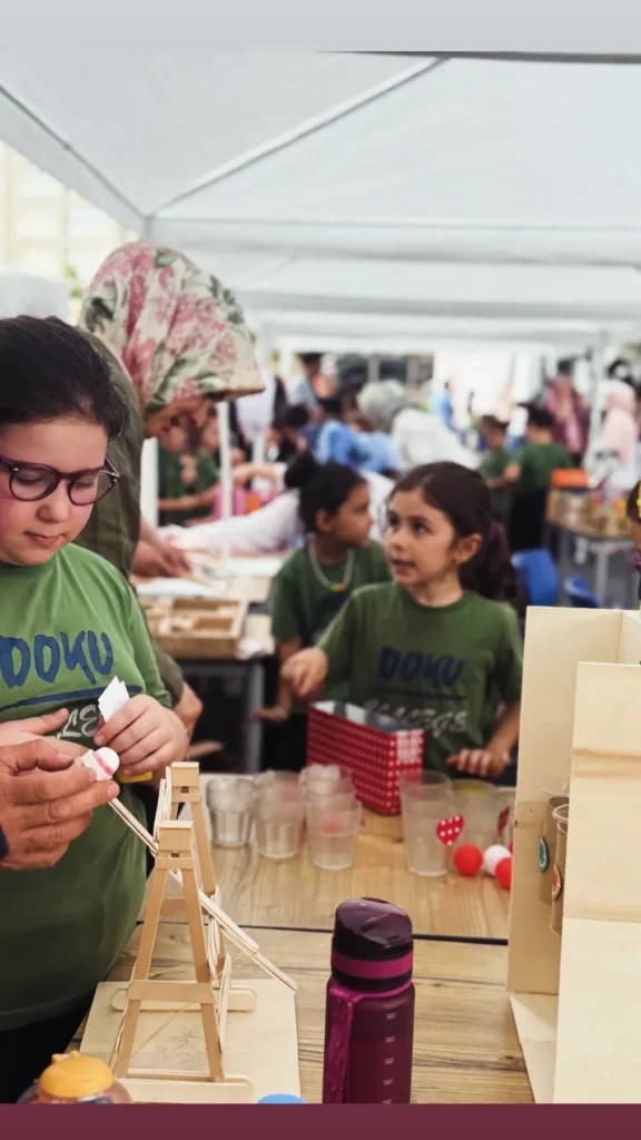 DOKUFEST'te deney standını yöneten Doku Koleji öğrencileri