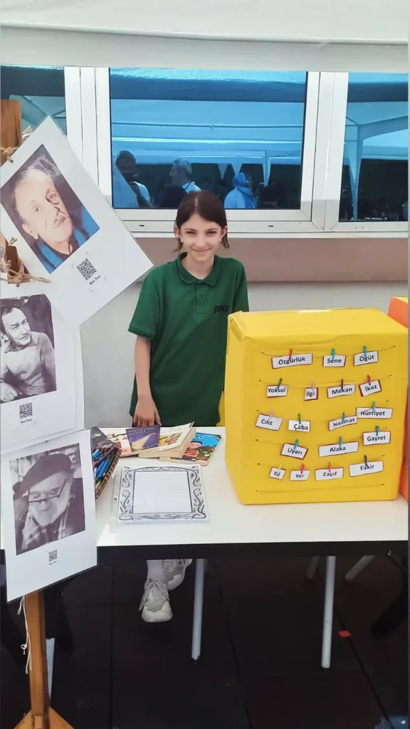 DOKUFEST'te projesini sunan Doku Koleji öğrencisi