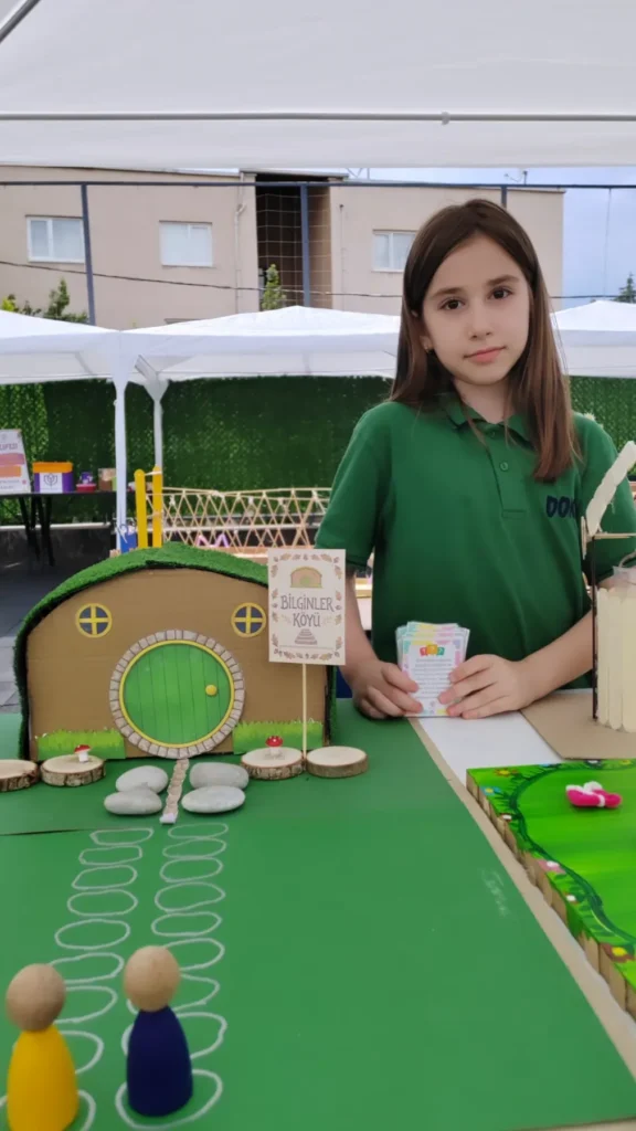 DOKUFEST'te oyun tasarımı projesini tanıtan Doku Koleji öğrencisi