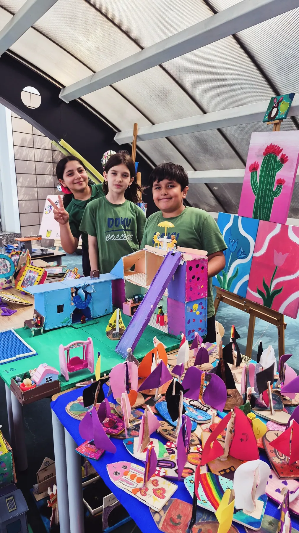 DOKUFEST'te sergilenen renkli öğrenci proje maketleri