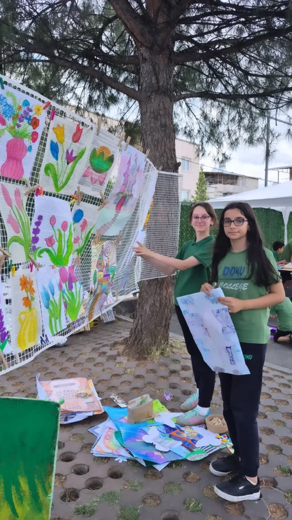 DOKUFEST'te açık havada düzenlenen öğrenci resim sergisi