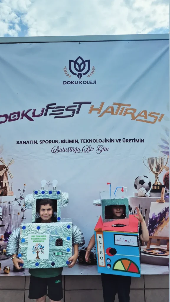 DOKUFEST'te robot kostümüyle poz veren Doku Koleji öğrencisi