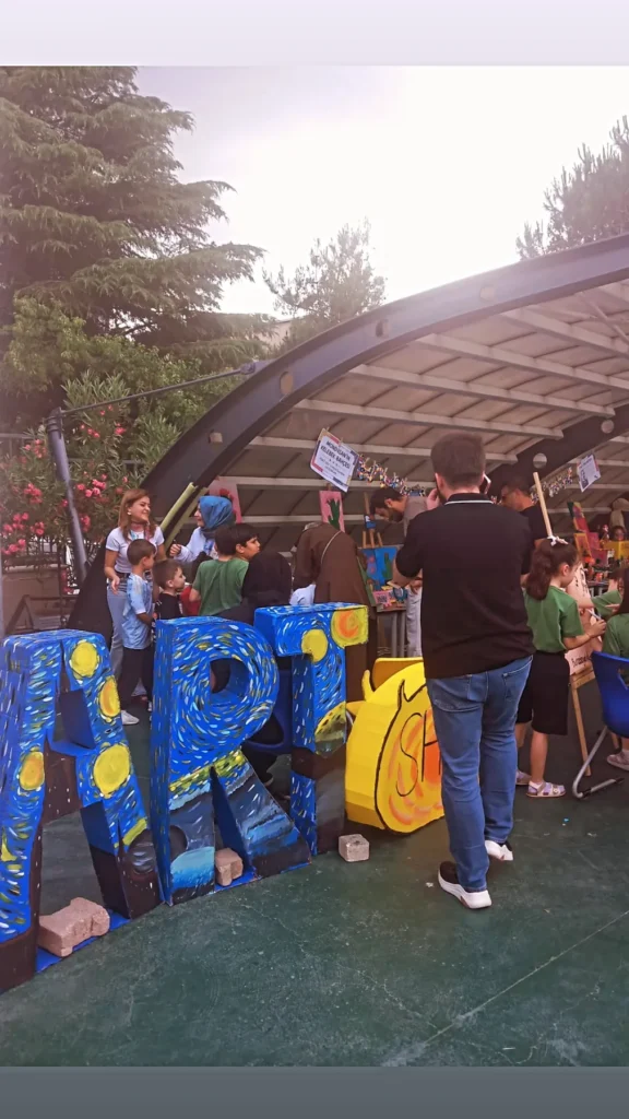 DOKUFEST sahne gösterisi ve öğrenci sunumları