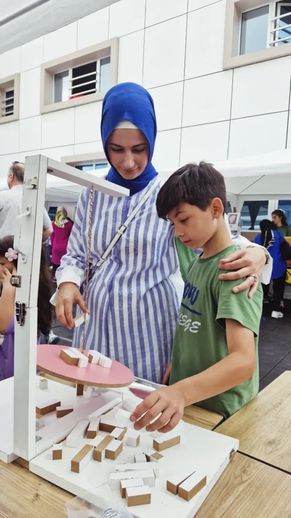 DOKUFEST'te veli ve öğrencinin birlikte oynadığı ahşap zeka oyunu