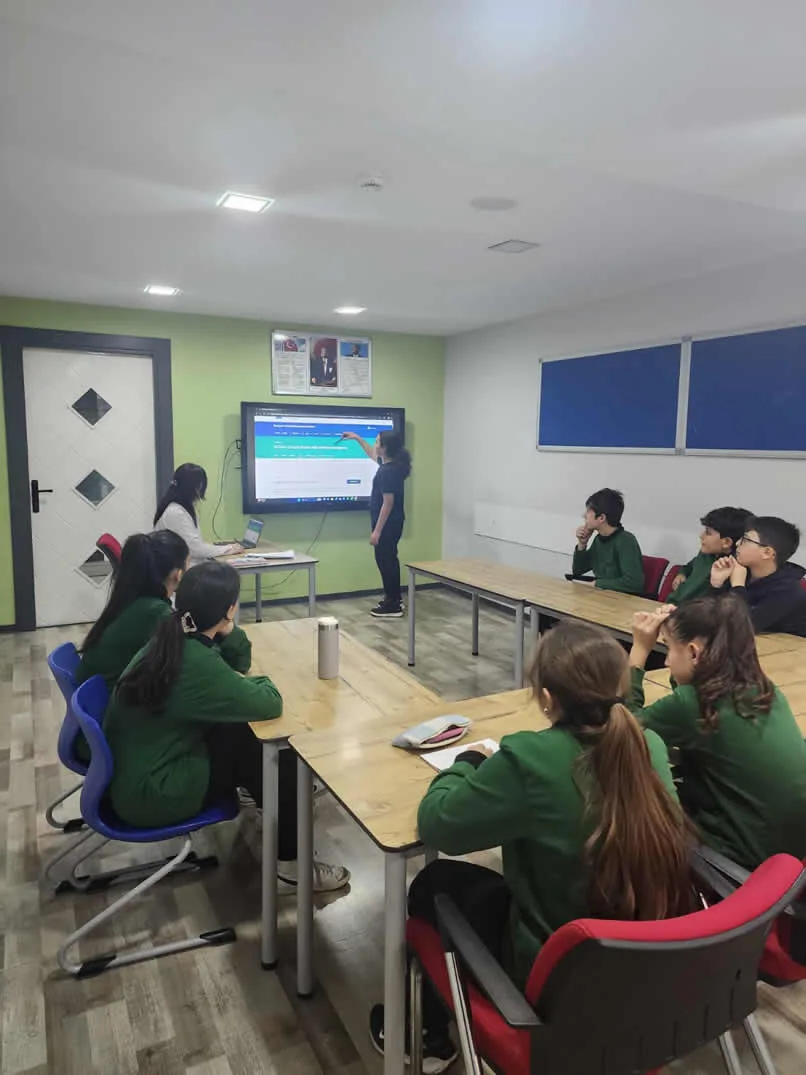 Doku Koleji sınıfında eTwinning çevrimiçi proje sunumu