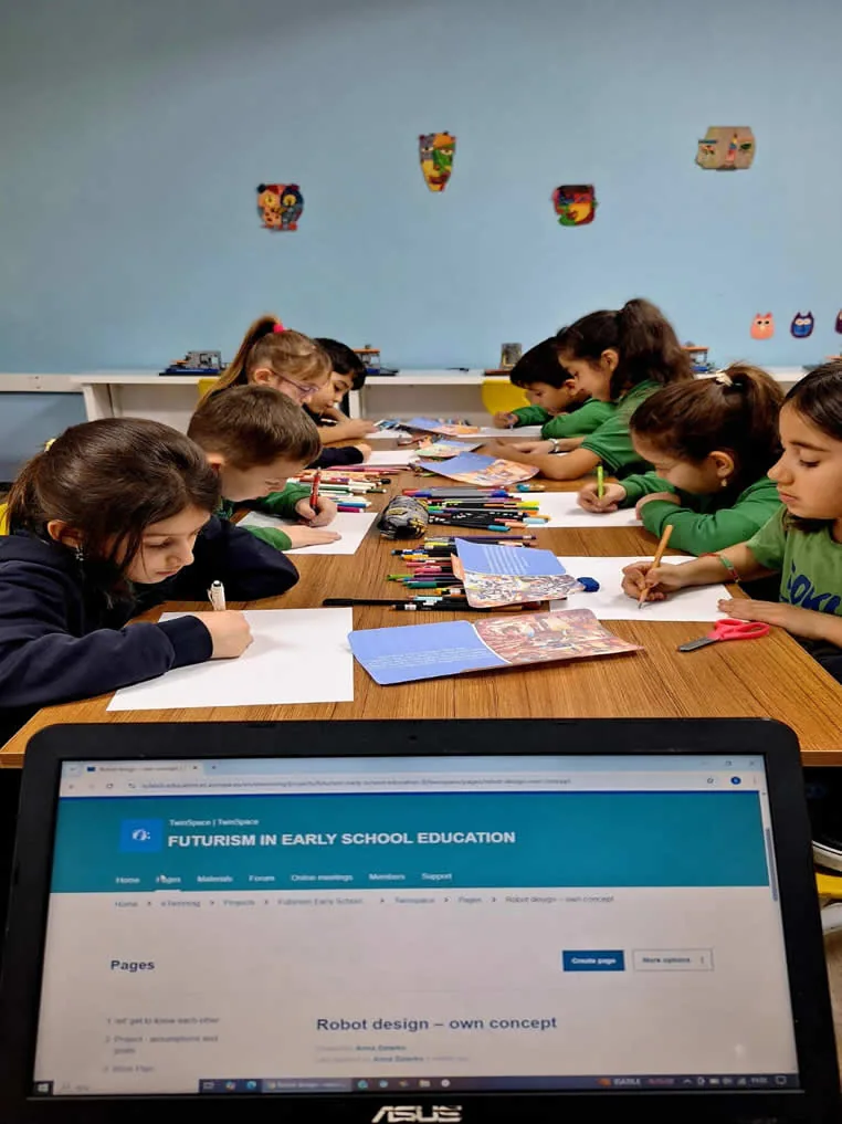 Doku Koleji öğrencileri eTwinning projesi için sınıfta araştırma yapıyor
