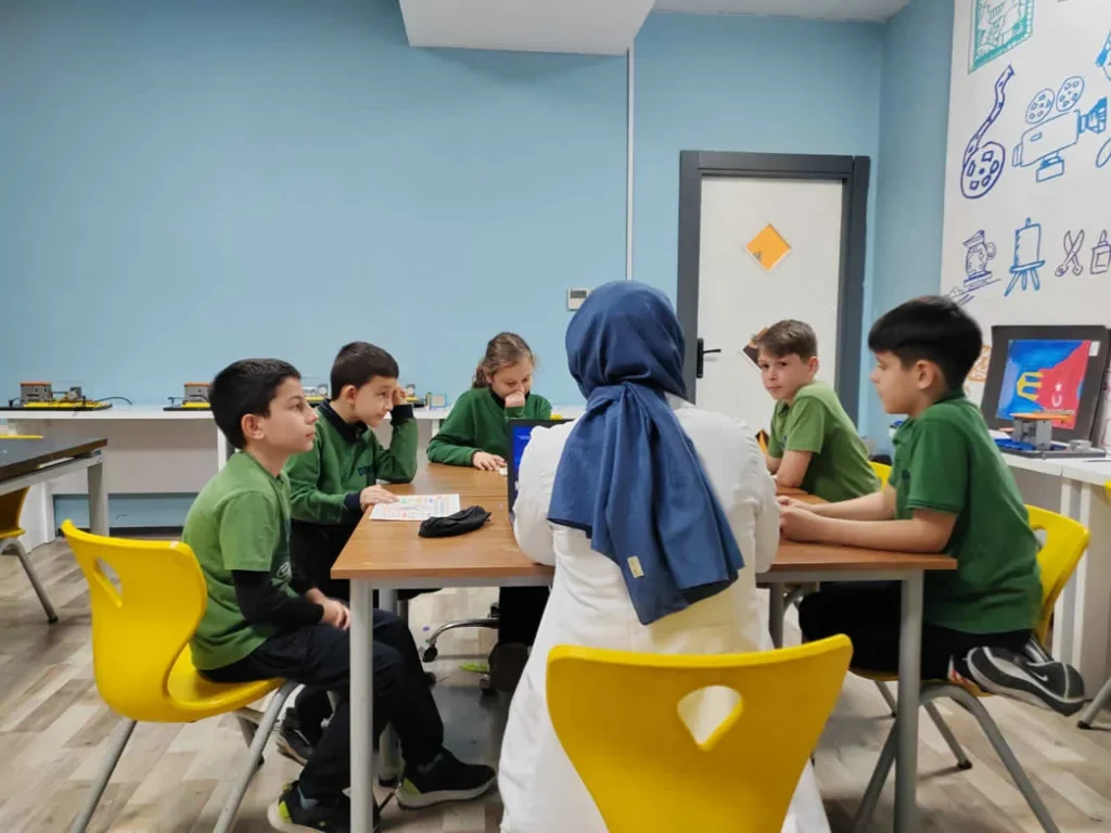 Doku Koleji ortaokul öğrencileri eTwinning projesinde ekip çalışması yapıyor