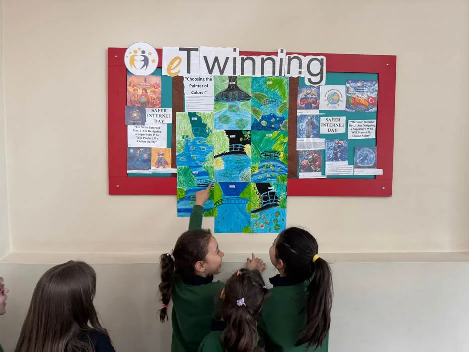 Doku Koleji ilkokul koridorundaki eTwinning proje panosu