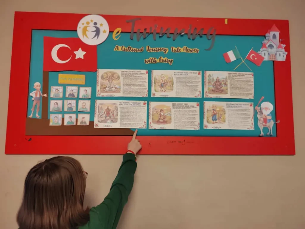 Doku Koleji öğrencisi eTwinning proje panosunu inceliyor