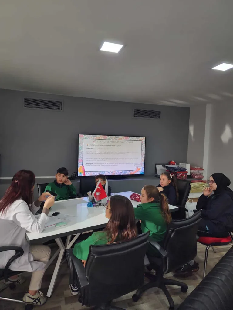 Doku Koleji ortaokul sınıfında eTwinning proje sunumu