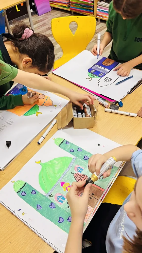 Doku Koleji görsel sanatlar atölyesinde boyama çalışması yapan öğrenciler