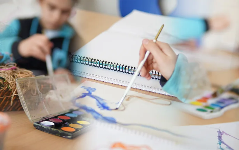 Doku Koleji görsel sanatlar atölyesinde desen boyama çalışması