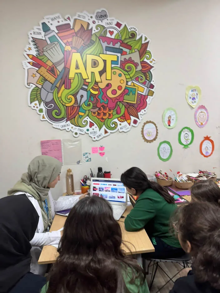 Doku Koleji görsel sanatlar atölyesinde grup çalışması