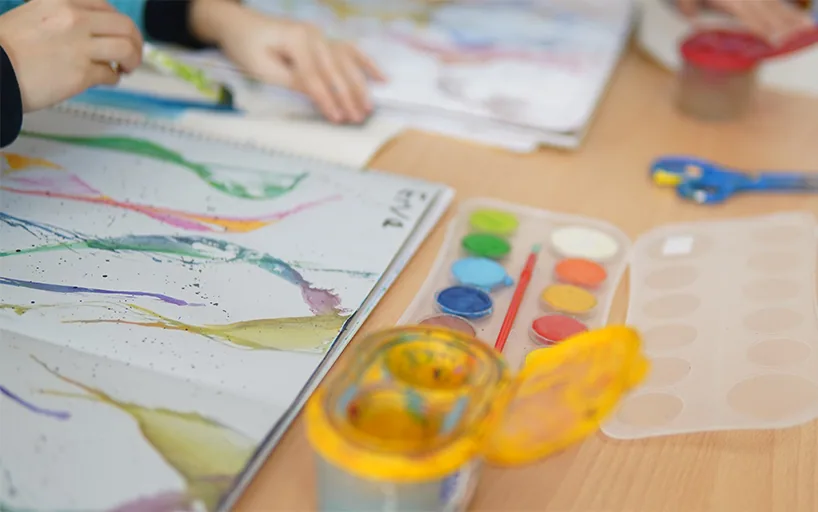 Doku Koleji görsel sanatlar atölyesinde suluboya çalışması
