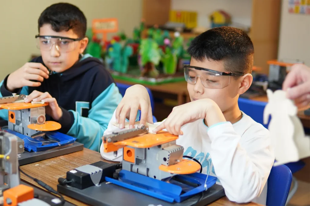 Doku Koleji maker ahşap atölyesinde birlikte üretim yapan öğrenciler
