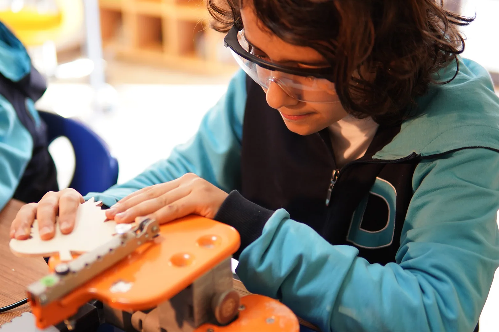 Doku Koleji maker ahşap atölyesinde ahşap işleyen öğrenci