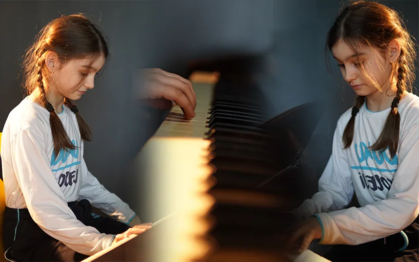 Doku Koleji müzik atölyesinde piyano çalışan öğrenciler