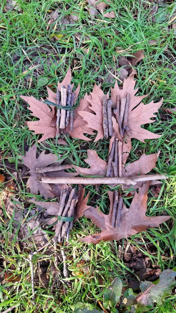 Doku Koleji doğa atölyesinde yapraklarla oluşturulan land art çalışması