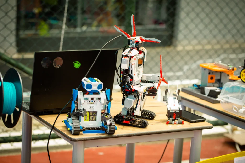 Doku Koleji bilişim ve robotik atölyesinde lego robot ve 3D yazıcı çalışması