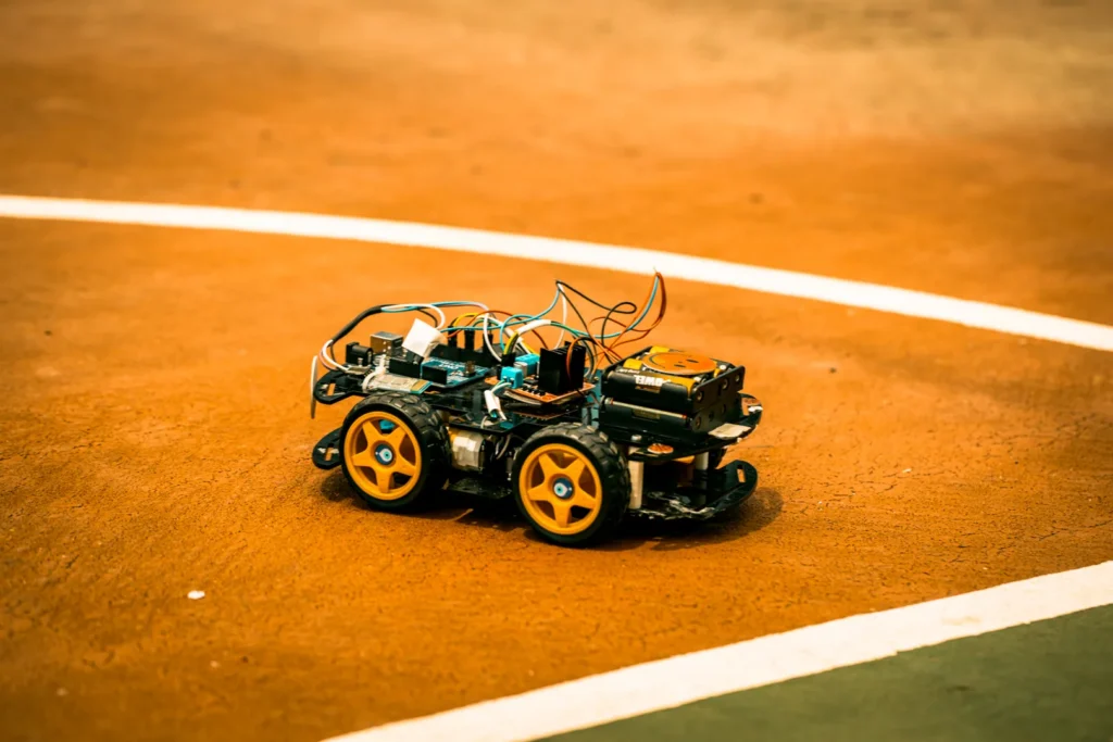 Doku Koleji robotik atölyesinde öğrencilerin tasarladığı robot aracın saha testi