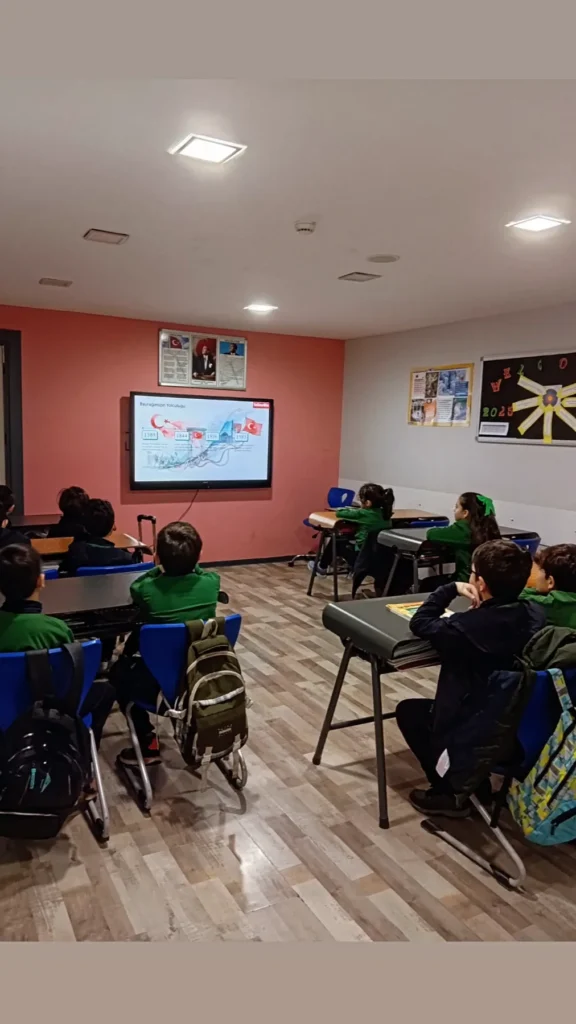 Doku Koleji sınıfında akıllı tahta destekli sunum etkinliği