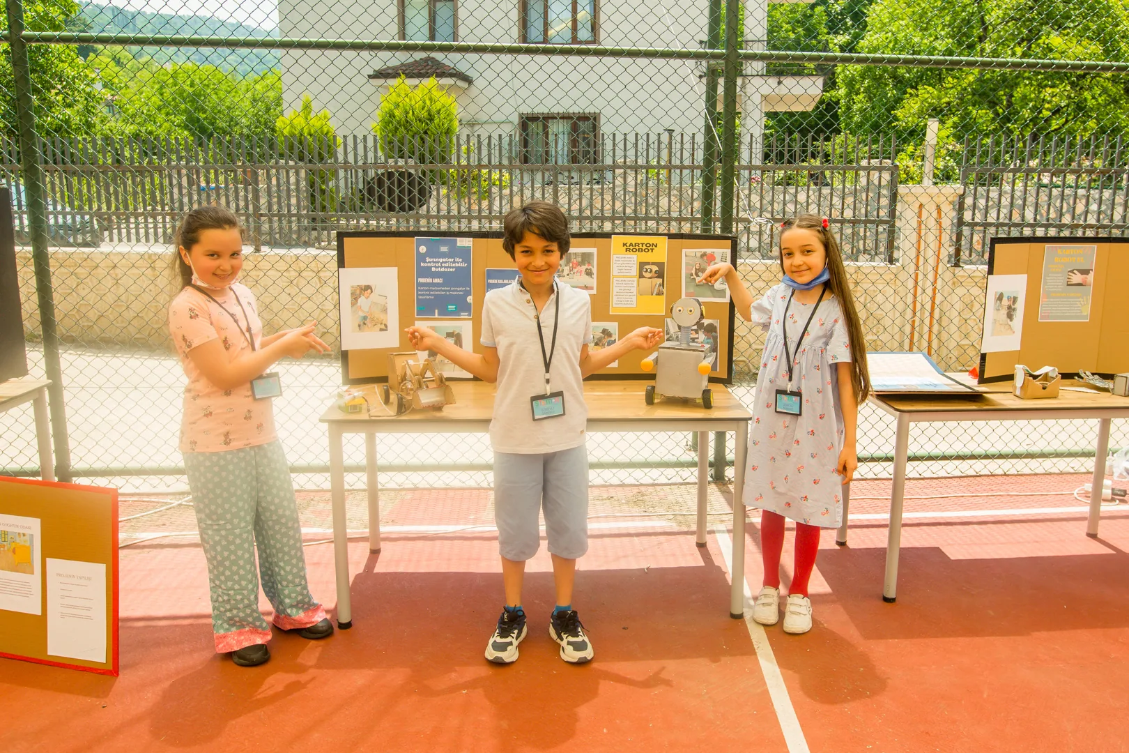 Doku Koleji öğrencileri TÜBİTAK bilim fuarında projelerini sunuyor