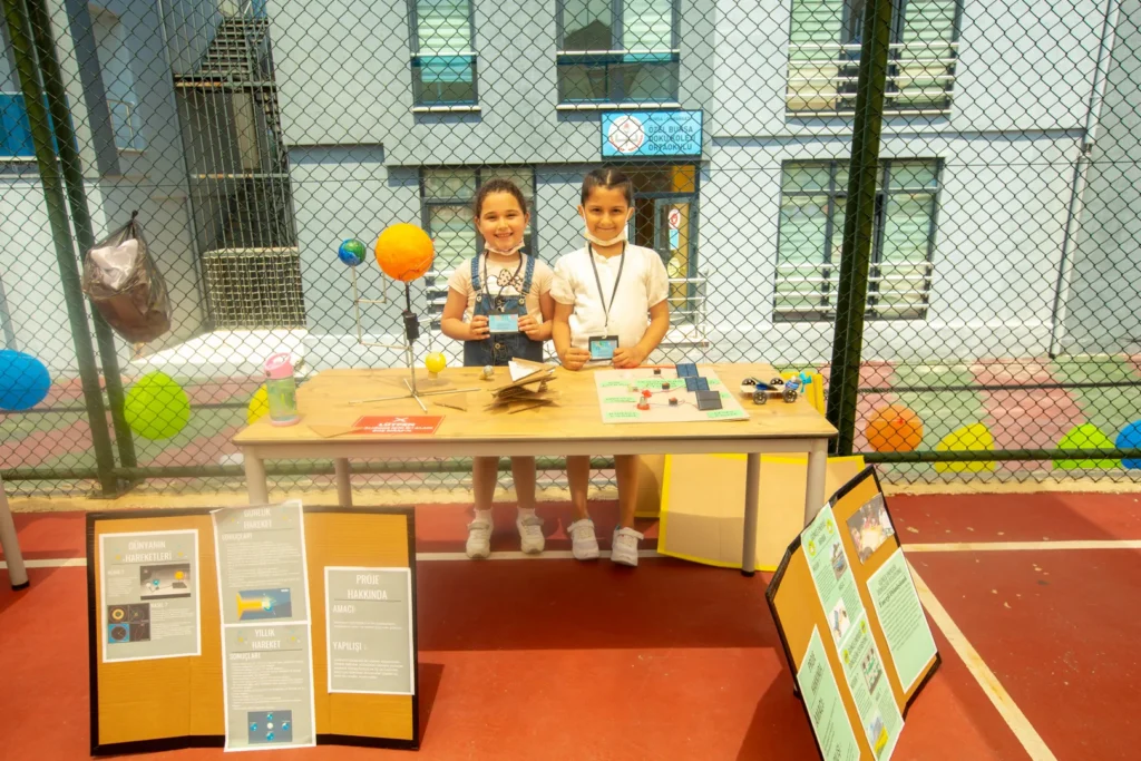 Doku Koleji öğrencilerinin TÜBİTAK bilim fuarı proje standı